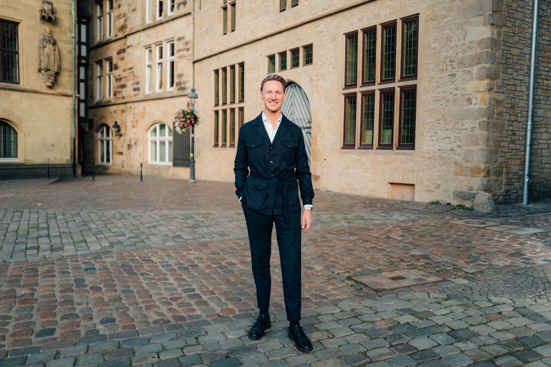 Martin Knuf vor dem historischen Rathaus in der Osnabrücker Altstadt